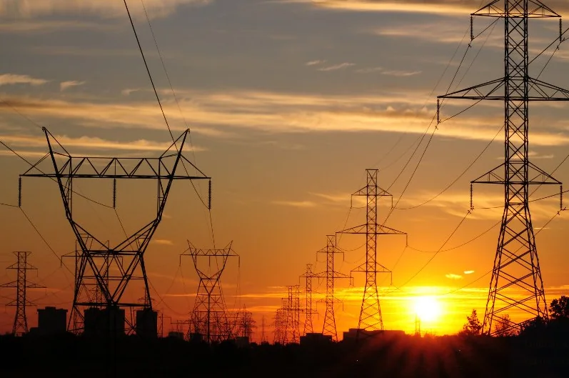 Linhas de transmissão de energia ao pôr do sol.